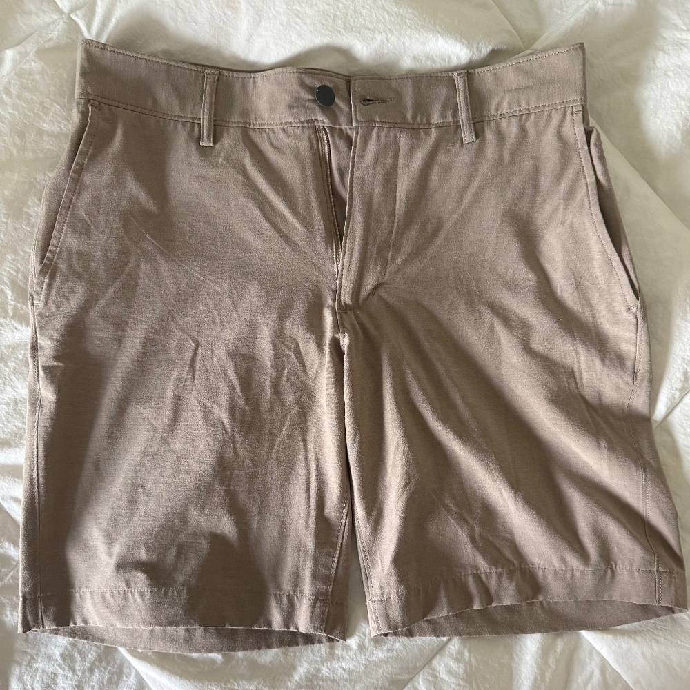 Very lightweight men's khaki shorts